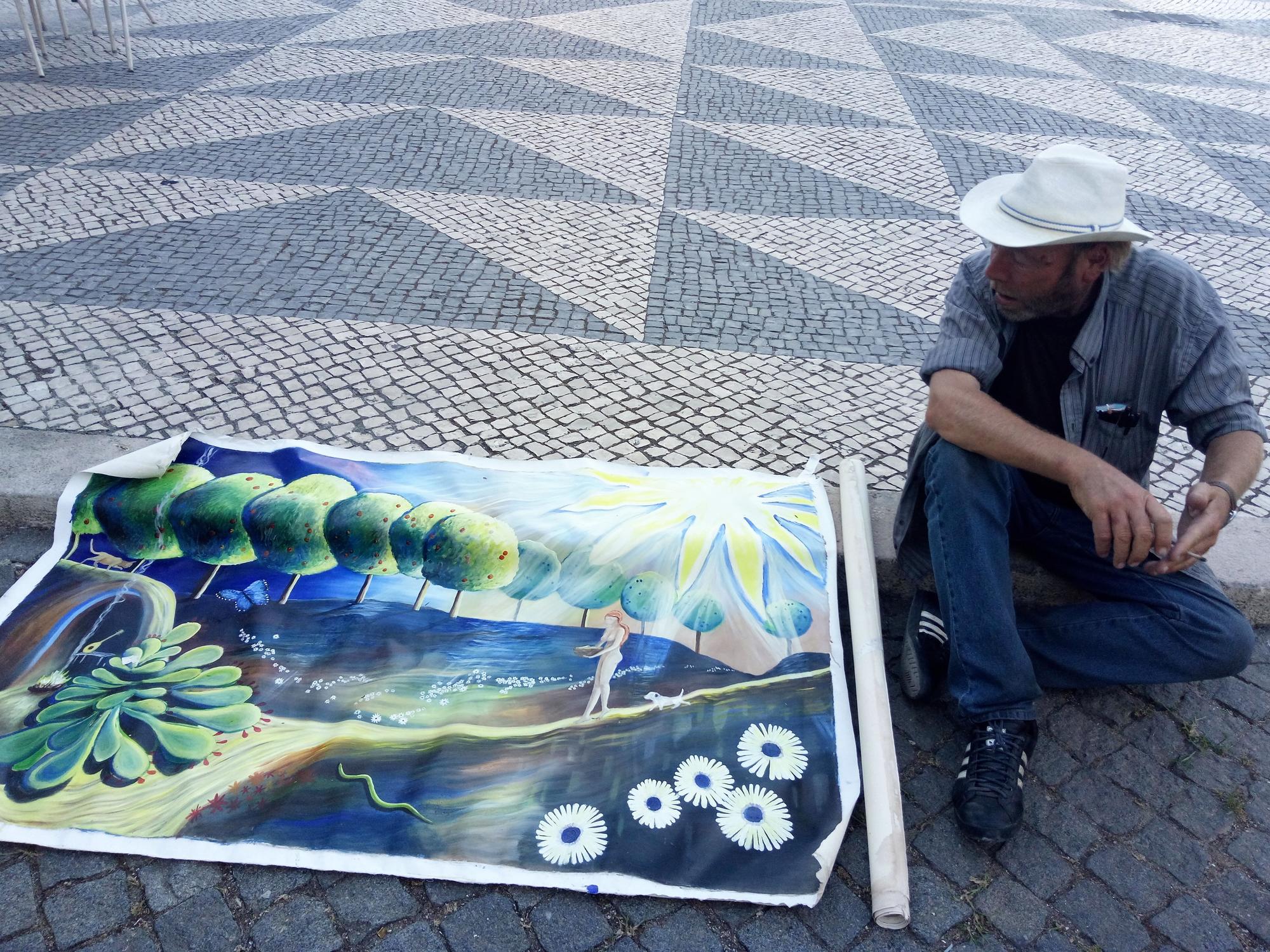 John H. Colley posa junto con uno de sus óleos sobre tela que expondrá próximamente